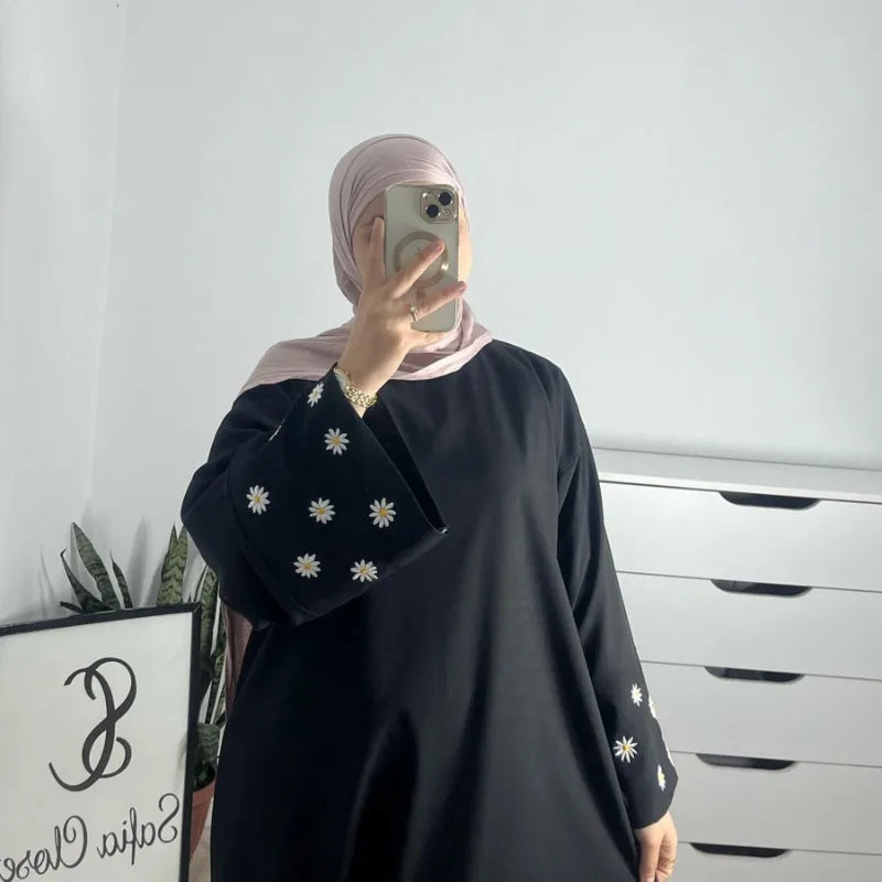 Elegant Daisy Detail Jalabiya Robe